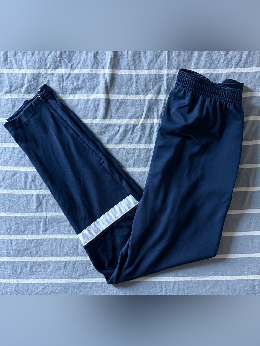 Nike Men’s Navy Jogger Sweatpants with White Swoosh - Picture 7 of 7